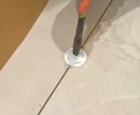 叙永瓷砖空鼓维修公司专业解答瓷砖在铺贴过程中，如果没有涂抹均匀到位的粘结材料（如水泥砂浆或瓷砖胶），可能会导致以下问题